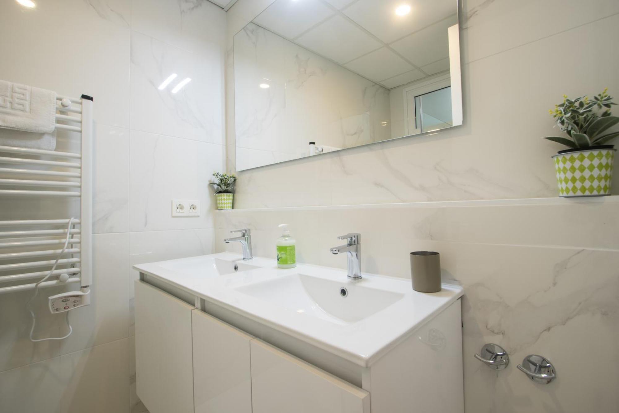 4 Bedroom/3 Baths W/ Ac In Near Beach! Alicante Kültér fotó